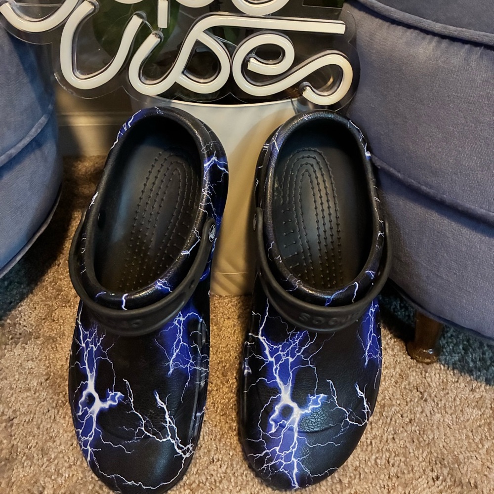 Black and Blue Lightning Pattern Crocs Men Size 11